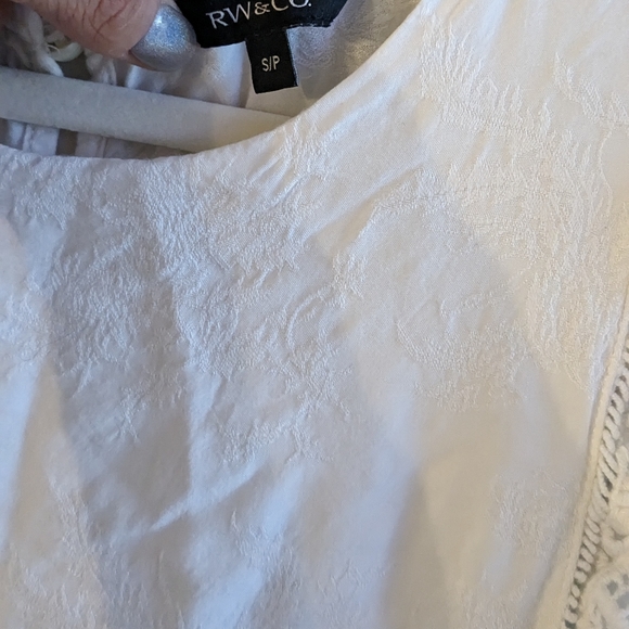 RW&Co lace pattern dainty sleeve white blouse - Picture 5 of 5